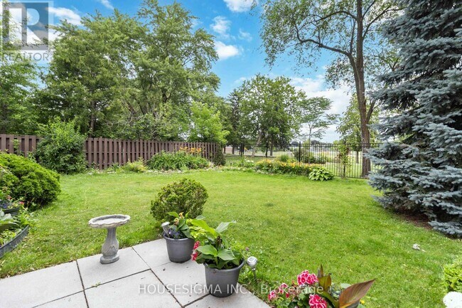 property at 2526 Thorn Lodge Dr