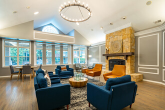 Lake Village of Fairlane in Dearborn, MI - Foto de edificio - Interior Photo