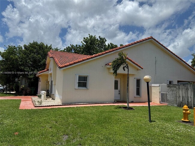 18645 NW 54th Ct in Miami Gardens, FL - Building Photo - Building Photo