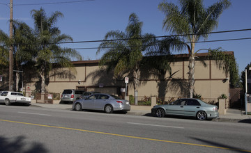 Fulton Townhomes in Van Nuys, CA - Building Photo - Building Photo