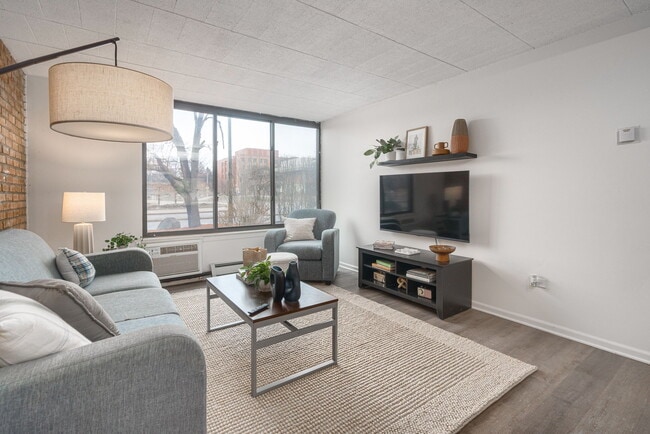 Cedar Village Apartments in East Lansing, MI - Foto de edificio - Building Photo