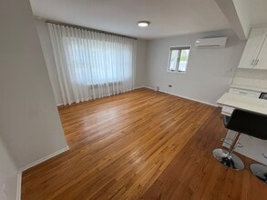 37 Bainbridge Ave, Unit 1 in Melville, NY - Foto de edificio - Building Photo