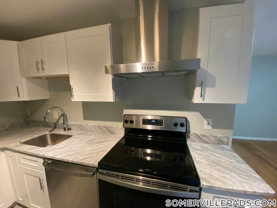 14 Murdock St in Somerville, MA - Building Photo