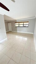581 Kathy Ln in Margate, FL - Building Photo