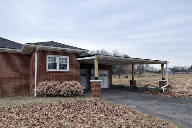 21335 Green Spring Rd in Abingdon, VA - Building Photo - Building Photo