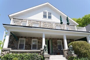 17 Washington Ave in Millbrook, NY - Building Photo