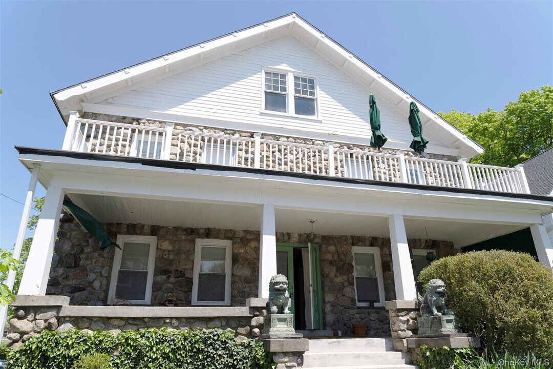 17 Washington Ave in Millbrook, NY - Building Photo