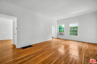 425 S Oakhurst Dr in Beverly Hills, CA - Building Photo - Building Photo