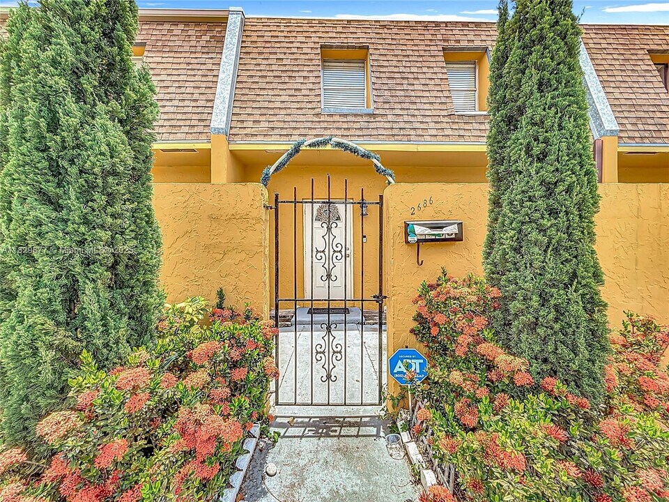 2686 NW 60th Way in Sunrise, FL - Building Photo