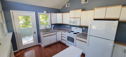 109 Wooster St in Bethel, CT - Foto de edificio - Building Photo
