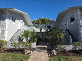 8162 Country Rd in Ft. Myers, FL - Building Photo