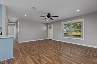 28792 Waller Gladish Rd in Waller, TX - Foto de edificio - Building Photo