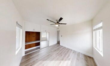 5118-5120 E Falls View Dr in San Diego, CA - Building Photo - Building Photo