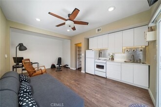 215 Monterey Dr, Unit Studio in Laguna Beach, CA - Foto de edificio - Building Photo