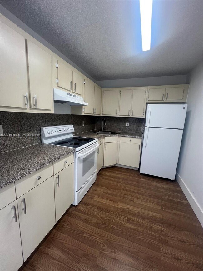 6141 W 22nd Ct in Hialeah, FL - Building Photo - Building Photo