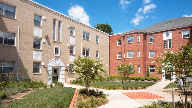 Sheffield Court in Arlington, VA - Building Photo - Building Photo