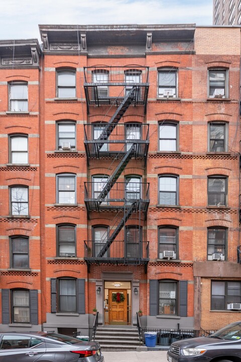 210 E 88th St in New York, NY - Building Photo