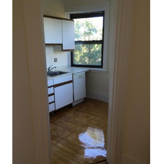 585 Beacon St, Unit 8 in Boston, MA - Foto de edificio - Building Photo