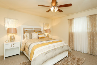 Upland Park Townhomes in Houston, TX - Building Photo - Interior Photo