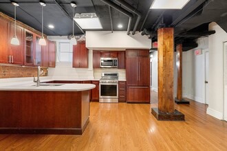 1033 Beacon St, Unit B in Brookline, MA - Foto de edificio - Building Photo