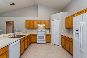 2235 Lake Pointe Cir in Leesburg, FL - Building Photo - Building Photo