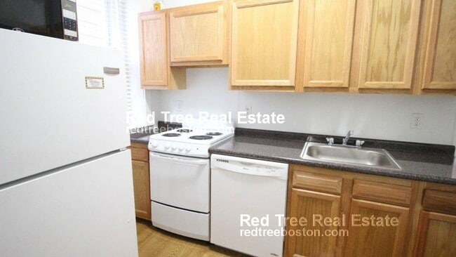 1595 Beacon St, Unit 2 in Brookline, MA - Building Photo - Building Photo