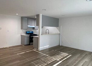 14743 Sylvan St in Los Angeles, CA - Building Photo - Building Photo