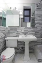 Mott Street in New York, NY - Foto de edificio - Building Photo