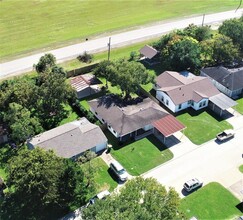 606 S Circle Dr in Baytown, TX - Foto de edificio - Building Photo