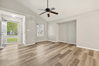 6423 Hunters Creek Blvd in Louisville, KY - Building Photo - Building Photo