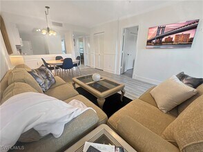 600 Neapolitan Way in Naples, FL - Building Photo - Building Photo