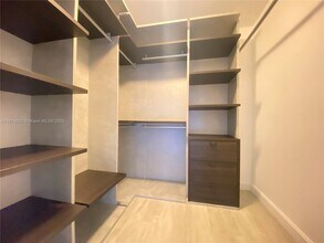 45 SW 9th St, Unit 2402 in Miami, FL - Building Photo - Building Photo