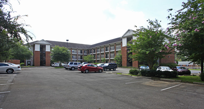 The Pavilion Apartments in Tallahassee, FL - Building Photo - Building Photo