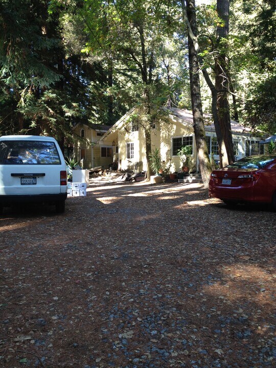 1043 Laurel Ave in Felton, CA - Foto de edificio