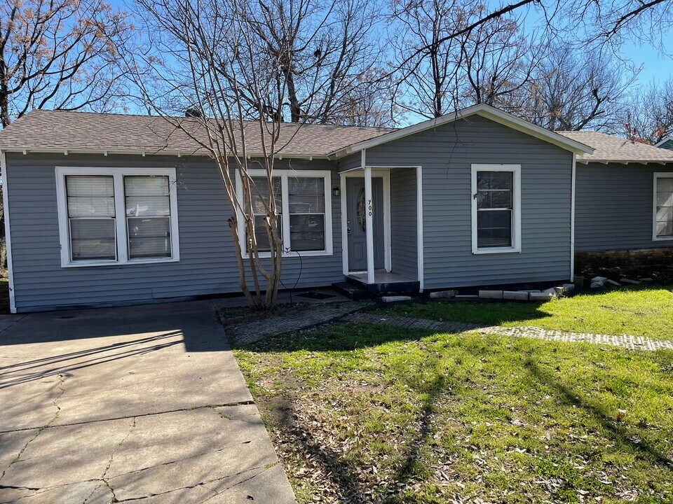 700 Harrison Ln in Hurst, TX - Foto de edificio