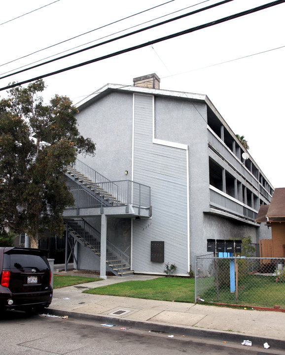 2307 E 10th St in Long Beach, CA - Building Photo