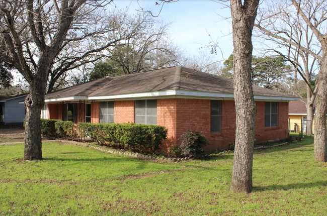 509 E Mansfield St in Brenham, TX - Building Photo - Building Photo