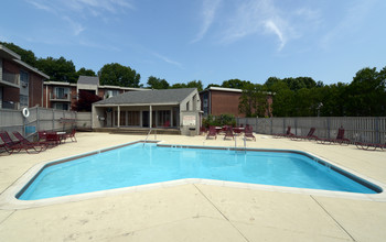 Pocasset Village in Cranston, RI - Foto de edificio - Building Photo