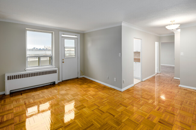 Roxbury Manor in Toronto, ON - Building Photo - Interior Photo