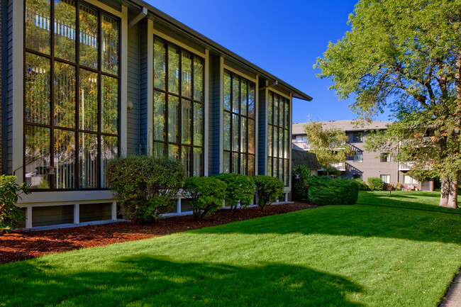 Creekside Village Retirement Residence in Beaverton, OR - Building Photo - Building Photo