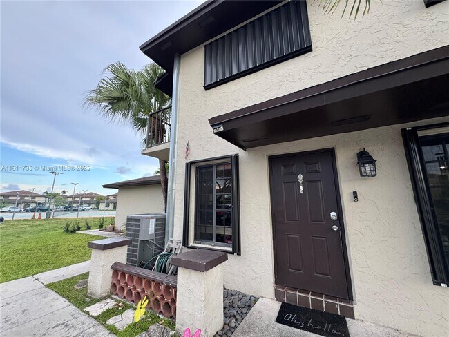 13953 SW 46th Terrace in Miami, FL - Building Photo - Building Photo