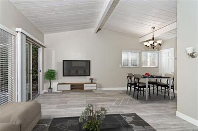 5460 Baja Dr in San Diego, CA - Building Photo - Building Photo