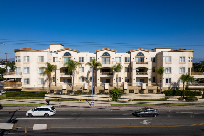 Corbin Villas in Reseda, CA - Building Photo - Building Photo