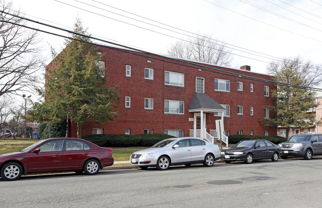 540 N Thomas St in Arlington, VA - Building Photo