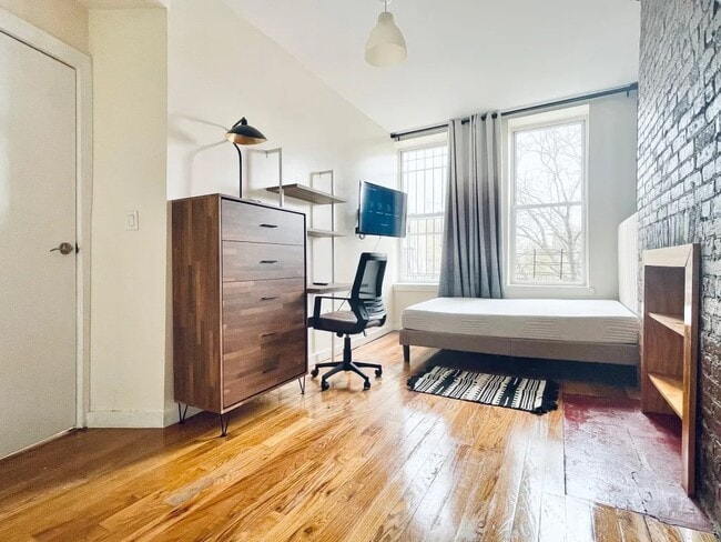 Furnished room/NOT APARTMENT, Unit 3FL in Brooklyn, NY - Foto de edificio - Building Photo