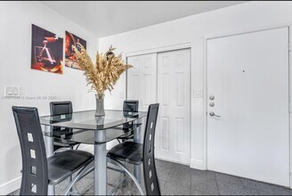 660 W Park Dr in Miami, FL - Building Photo - Building Photo