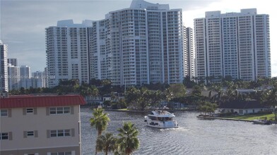 2017 S Ocean Dr in Hallandale Beach, FL - Foto de edificio - Building Photo