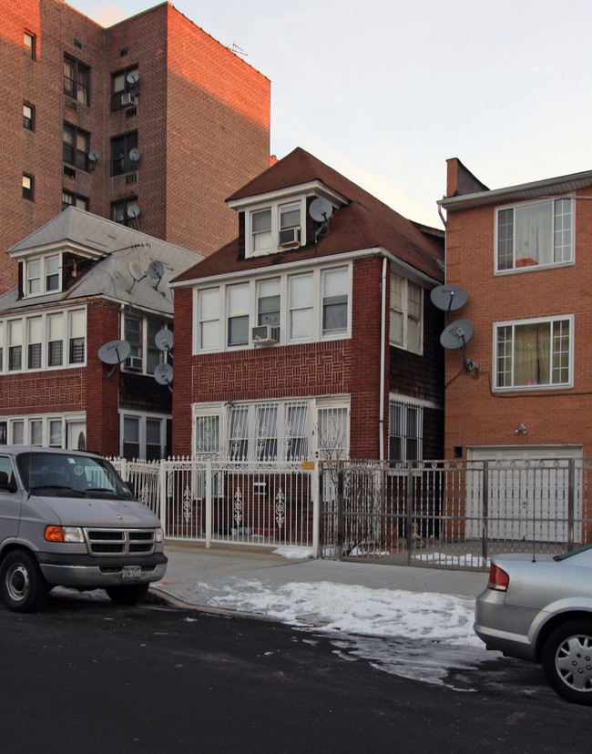 88-43 162nd St in Jamaica, NY - Foto de edificio - Building Photo