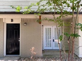 1401 Airline Dr, Unit B in College Station, TX - Building Photo