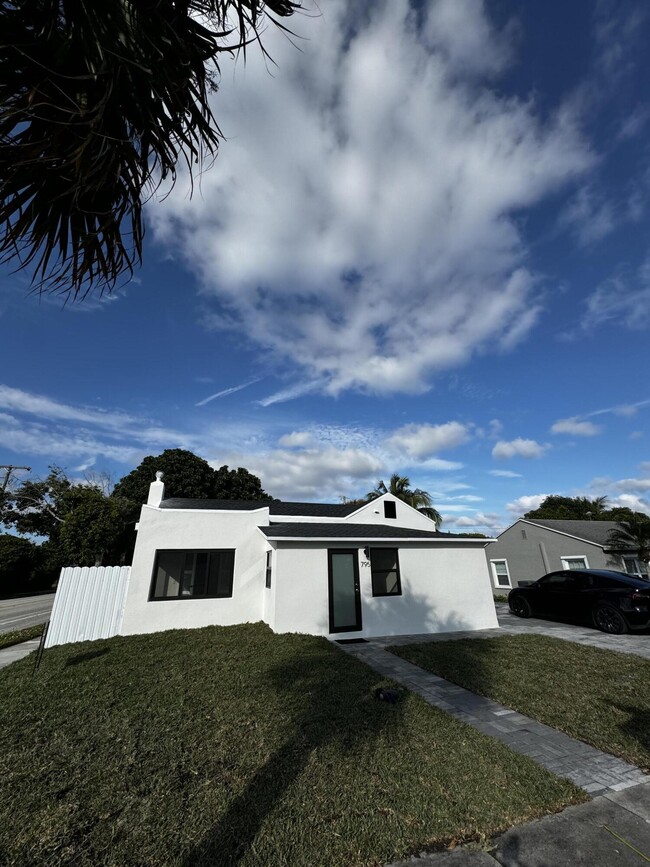 795 Highland Dr in West Palm Beach, FL - Building Photo - Building Photo